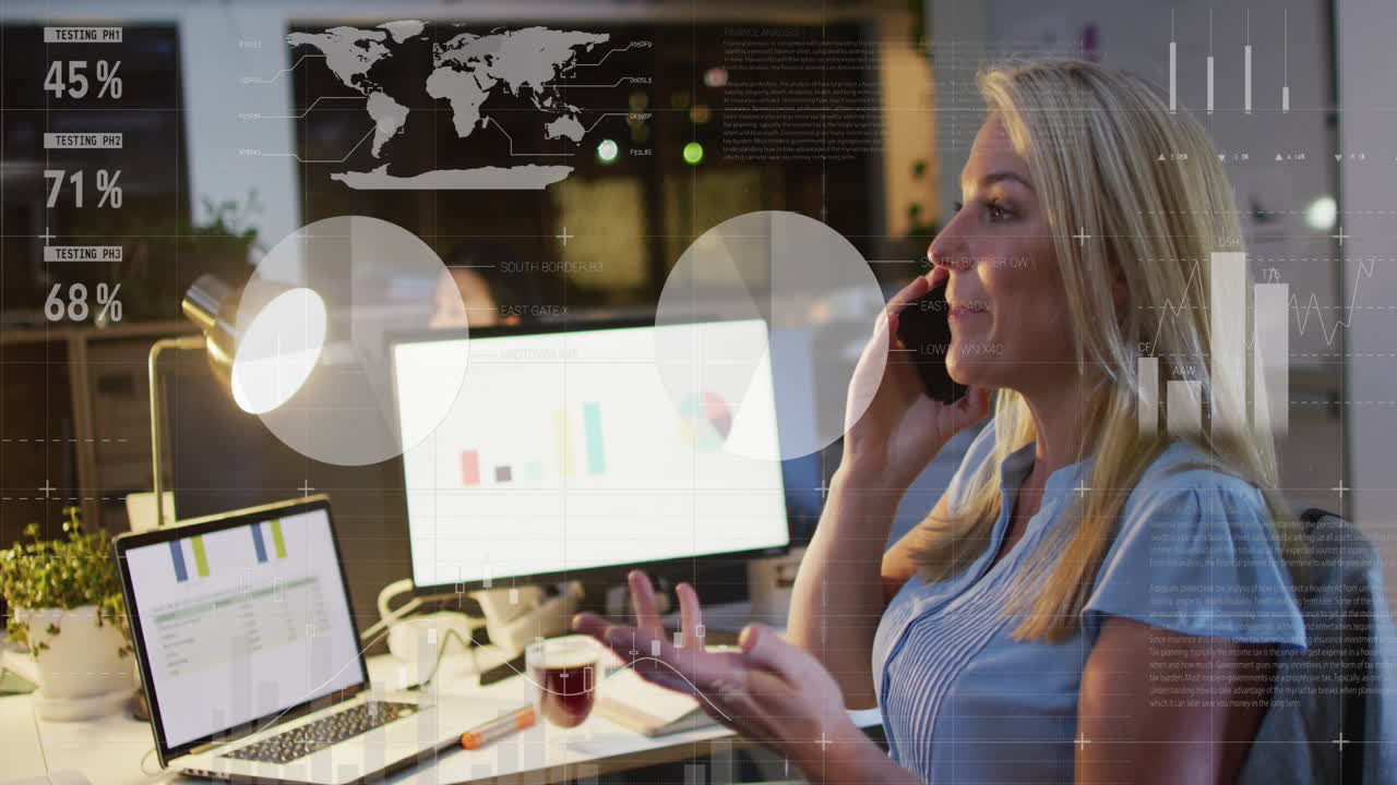 animación del procesamiento de datos financieros sobre una mujer de negocios caucásica que trabaja en la oficina