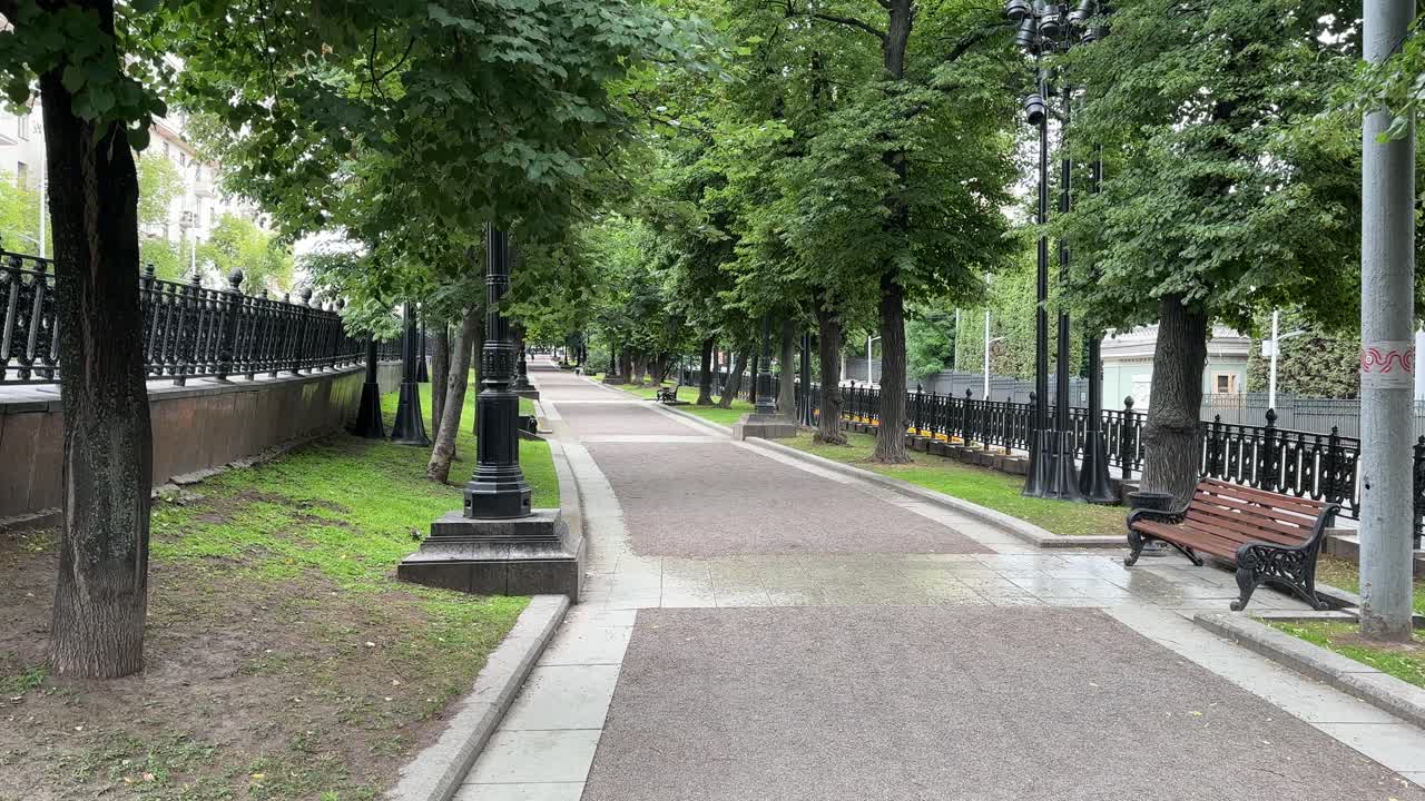 In the early morning of the weekend, a boulevard without people (4K60)