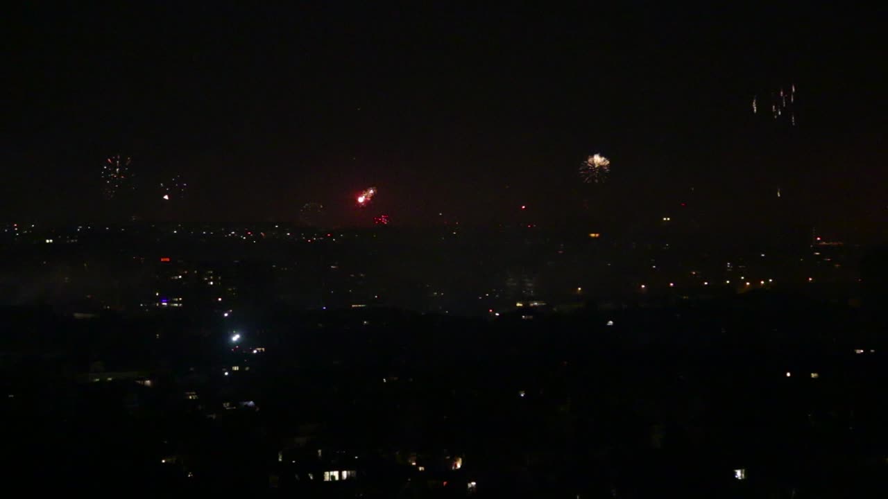 fuegos artificiales sobre el horizonte de la ciudad a medianoche durante el año nuevo