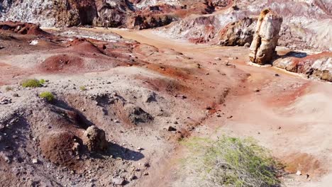 Corriente-De-Río-Estacional-Colorido-Arco-Iris-Montaña-Valle-Escénico-Paisaje-Y-Vegetación-Verde-En-Drone-Aéreo-Disparado-En-Temporada-De-Verano-En-La-Costa-Oeste-Playa-Isla-De-Hormuz-Puerto-Resort-Marino-Deporte-Acuático