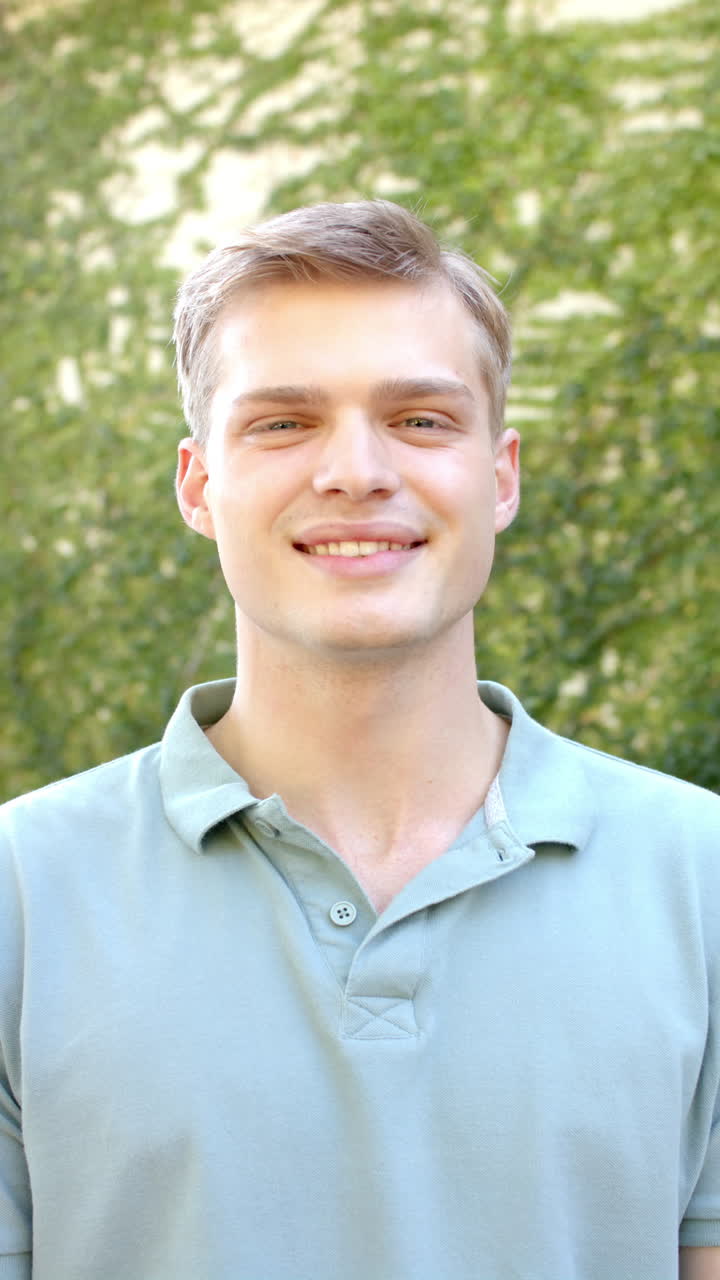 정원에서 행복한 백인 남자의 초상화의 수직 비디오