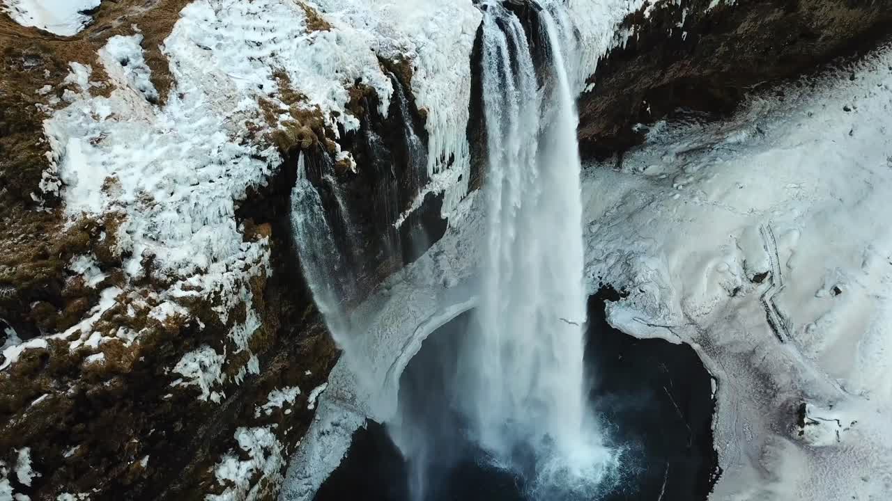 vista aérea de drones de una enorme cascada en la invernal islandia, tierra de fuego y hielo