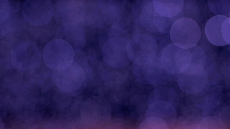 Sfondo astratto viola notturno sfocato con un piacevole effetto bokeh. Bokeh di luci natalizie sfocate. Panoramica sulla sfocatura.