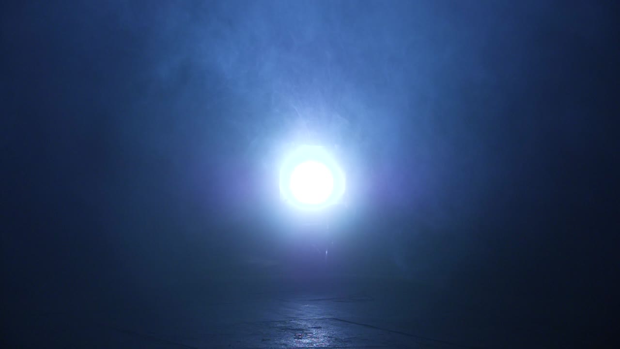 연기가 가득한 스튜디오 환경에서 스포트라이트