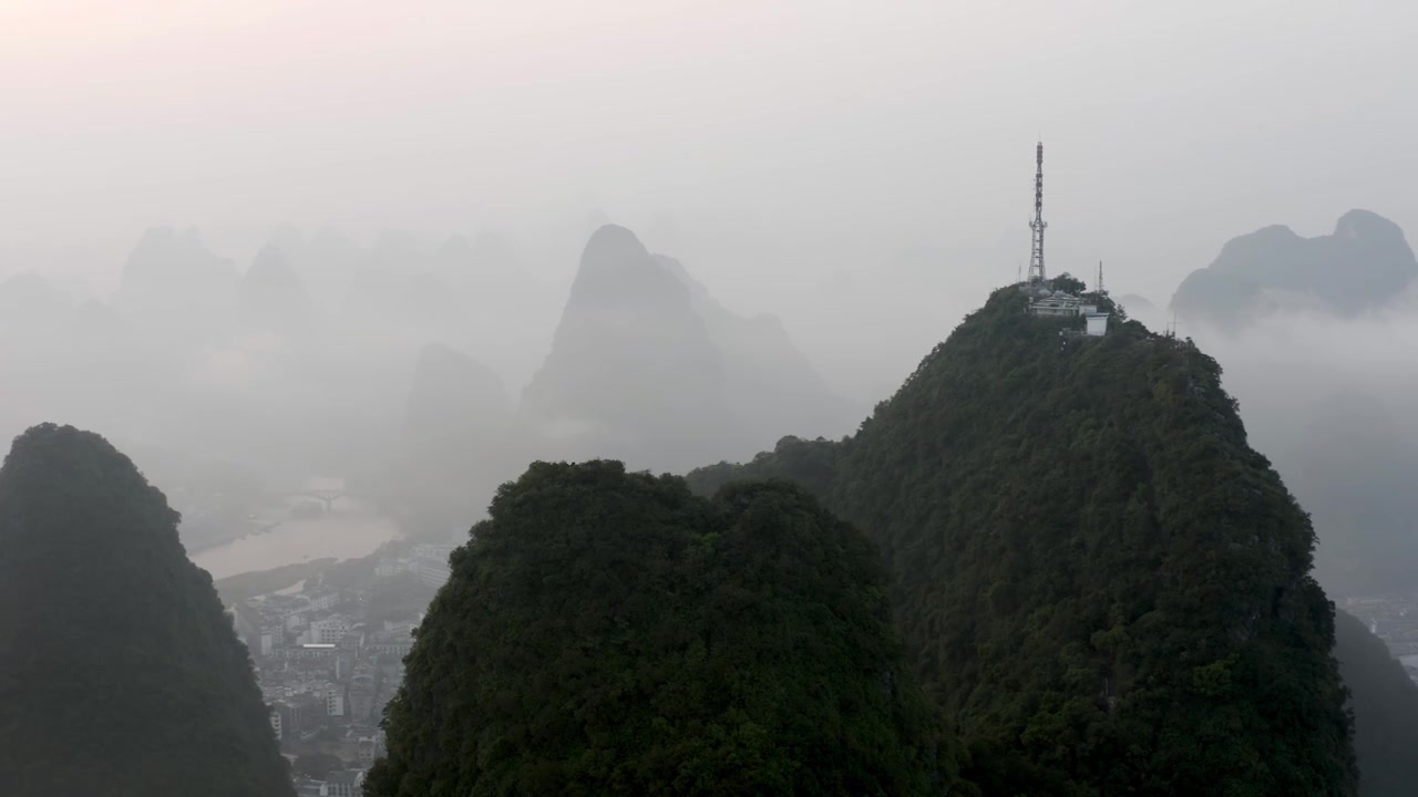 Montanhas de Yangshuo, drone 4K circulando a Torre de TV acima das nuvens enevoadas.