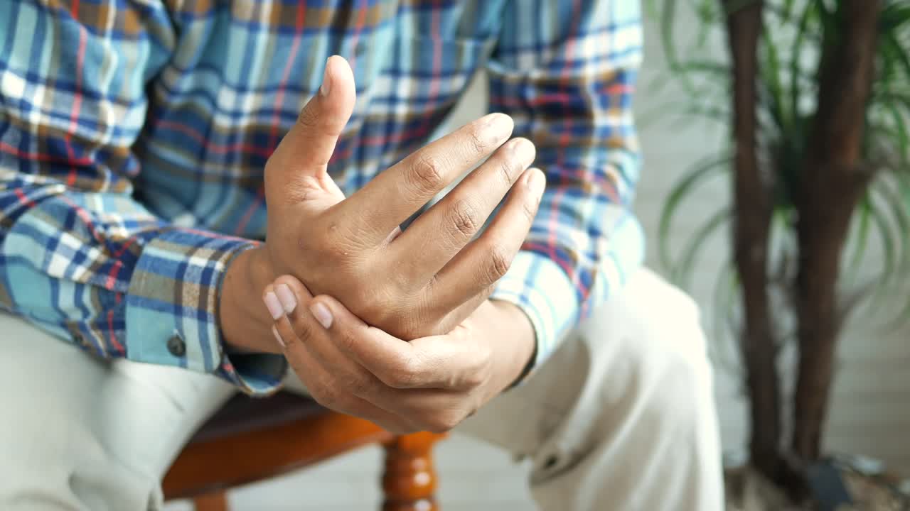 Uomo con dolore al polso o alla mano