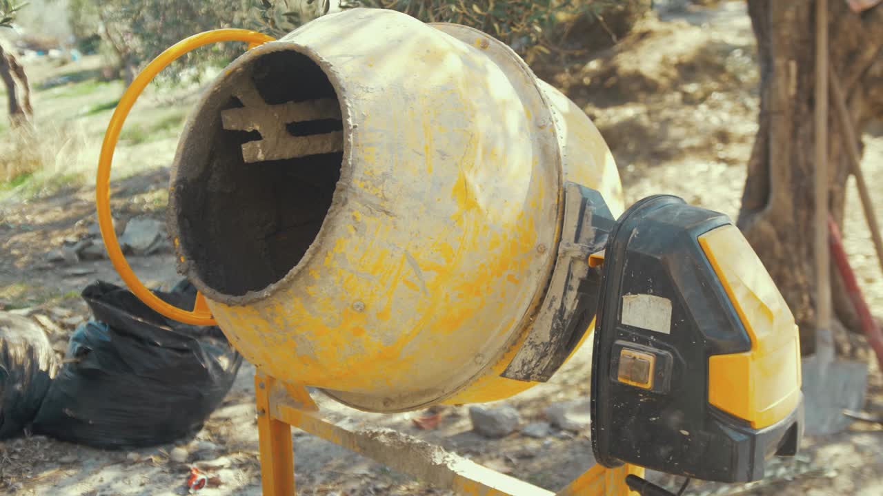 mezclador de cemento amarillo en el sitio de construcción