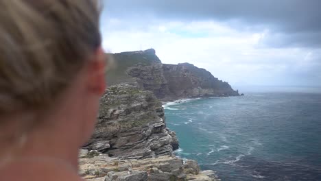 cámara lenta de mujer milenaria rubia con vista al cabo de buena esperanza cerca de ciudad del cabo