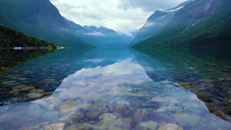 Hermosa-Naturaleza-Noruega-Lago-Lovatnet.