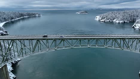 Amplia-Vista-De-Un-Automóvil-Que-Cruza-El-Puente-De-Paso-De-Engaño-De-La-Isla-Whidbey-En-El-Invierno