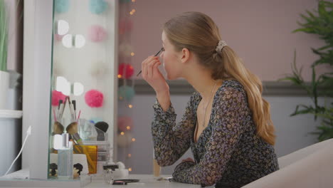 Teenager-Mädchen-Blickt-Im-Schlafzimmer-Zu-Hause-In-Den-Spiegel-Und-Trägt-Augen-Make-up-Auf---Aufnahme-In-Zeitlupe