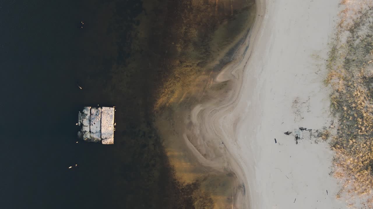 rastro a vista de pájaro de la zona de los muelles de arena en muskegon