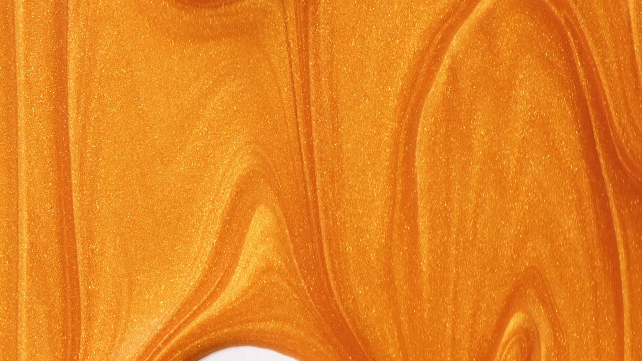 transición de flujo de pintura líquida de color dorado abstracto con fondo blanco