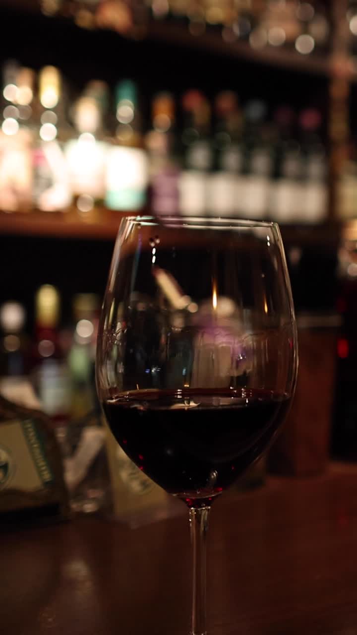 바 배경으로 와인 컵의 클로즈업