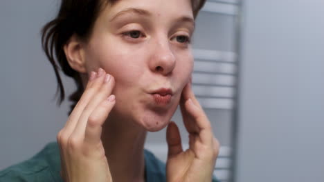 mujer en el baño