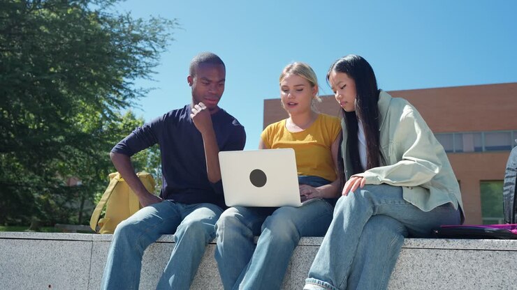 Studenti universitari che studiano insieme nel campus