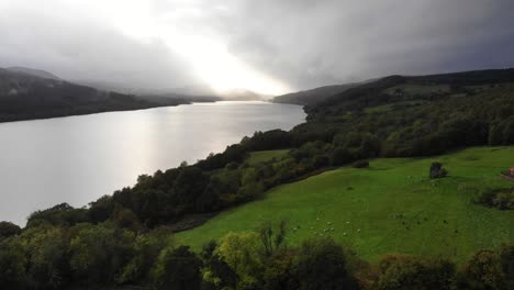 Toma-Panorámica-Hacia-La-Derecha-Del-Lago-Tummel-En-Las-Tierras-Altas-De-Escocia-Mientras-El-Sol-Se-Pone