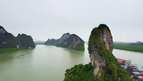 acantilados de piedra caliza en la isla de panyee con paisaje pintoresco y río que desemboca en la bahía de phang nga, tailandia