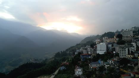 Impresionante-Puesta-De-Sol-En-Las-Exuberantes-Montañas-Verdes-De-Sapa-En-Vietnam