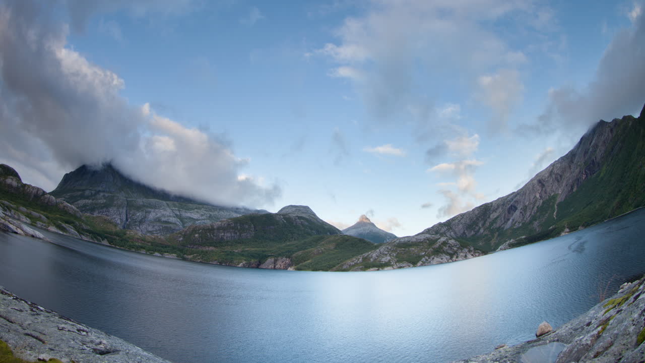 lago rocoso de noruega 04