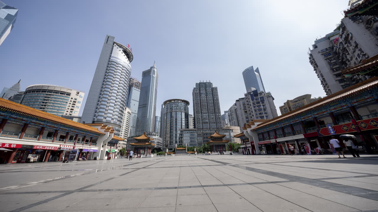 中国重庆，2025年5月28日：从公共广场俯瞰重庆立体城市延时摄影。