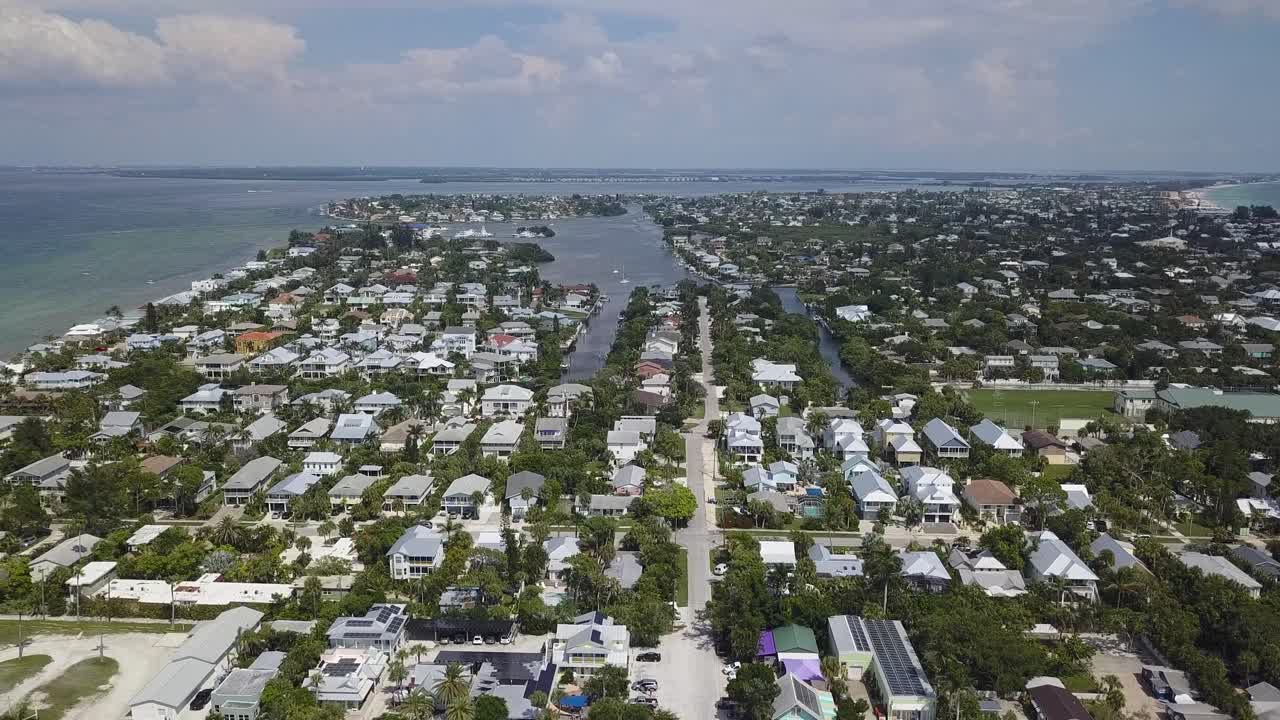 여름 동안 안나 마리아 섬, 플로리다 북쪽 끝 동네
