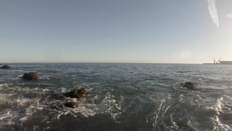 olas en la costa durante un día soleado, españa