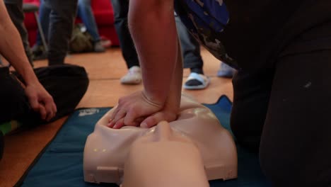 erste hilfe bei der herz-lungen-wiederbelebung, wie man die cpr-technik durchführt