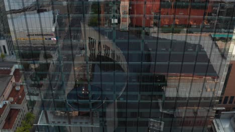 Stadtgebäude-Reflexion-Im-Glaswolkenkratzer-Hochhaus