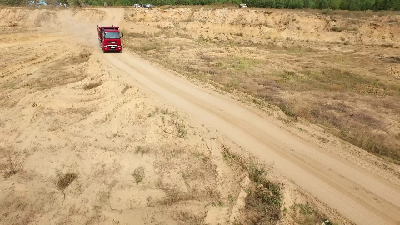 camión rojo conduciendo a través de una cantera