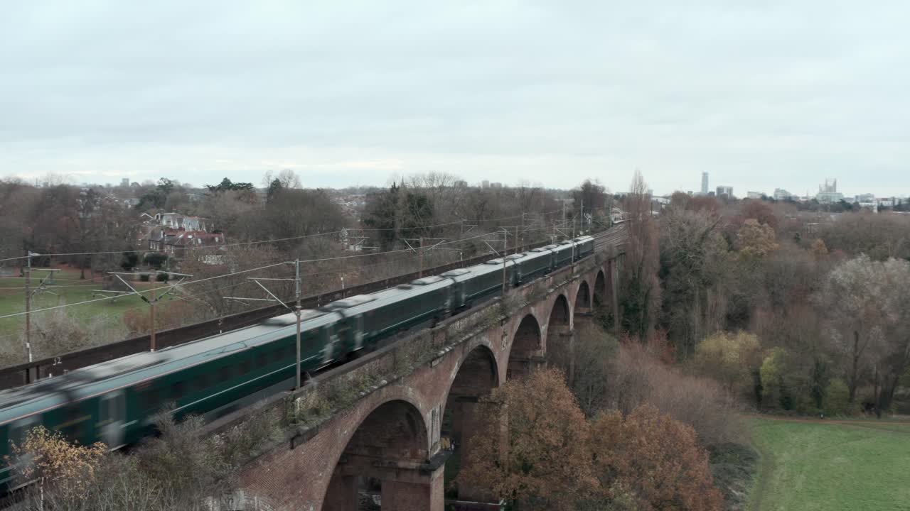 toma aérea estacionaria del tren de alta velocidad great western railway javelin sobre el viaducto de wharncliffe en londres