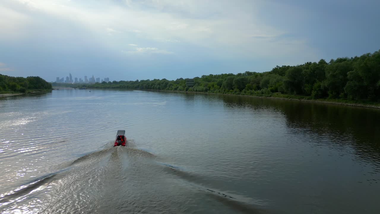 fotografía de seguimiento aéreo de una lancha de rescate roja en el río vistula
