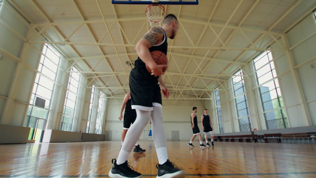 Giocatori di basket che si allenano sul campo