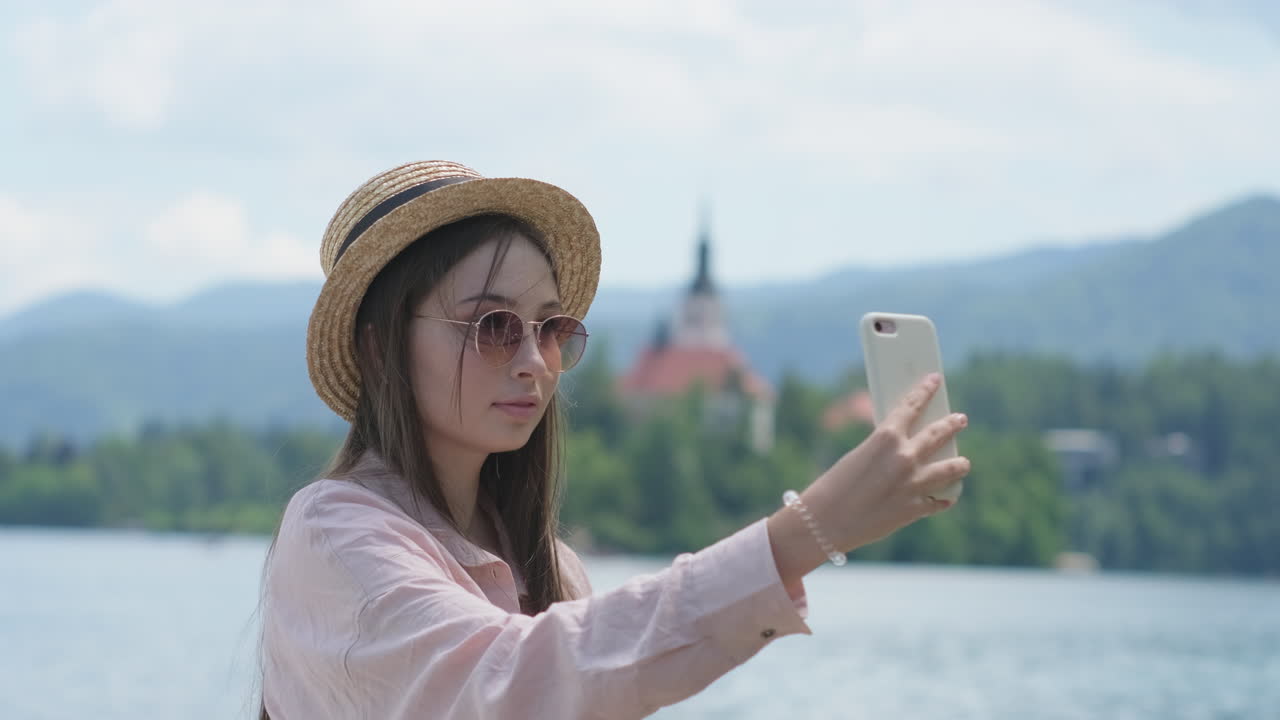 호수 에서 셀피를 찍는 여자