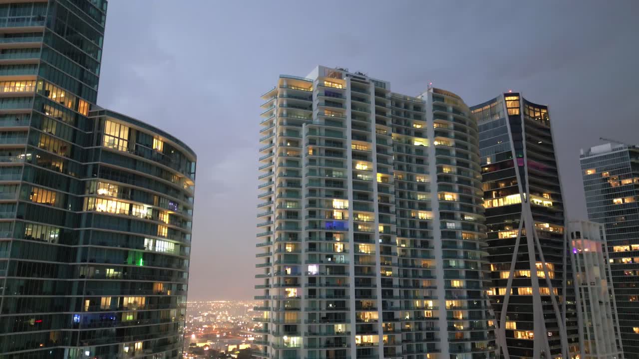 마이애미 다운타운에서 밤에 조명 된 마천루 건물의 공중 기울기