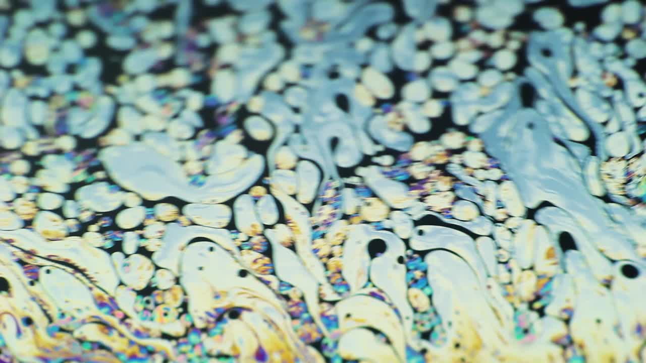 다채로운 거품 효과가 있는 추상 거품 동작