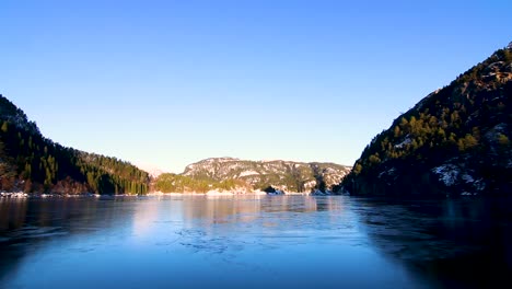 Paseos-En-Bote-Por-Los-Fiordos-Que-Rodean-Bergen,-Noruega