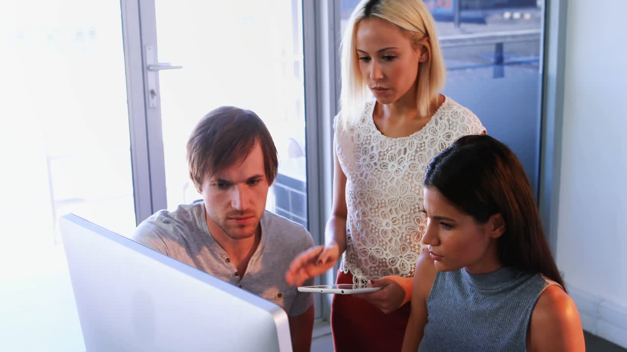 ejecutivos discutiendo sobre una tableta digital de computadora durante una reunión 4k