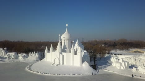 Escultura-De-Edificio-Abovedado-Adornado-En-Nieve-Y-Hielo-En-La-Ciudad-De-Invierno,-Harbin