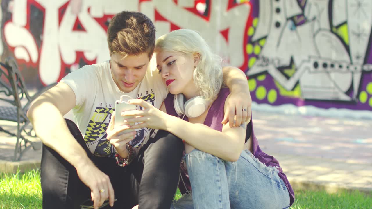 молодая пара отдыхает в городском парке