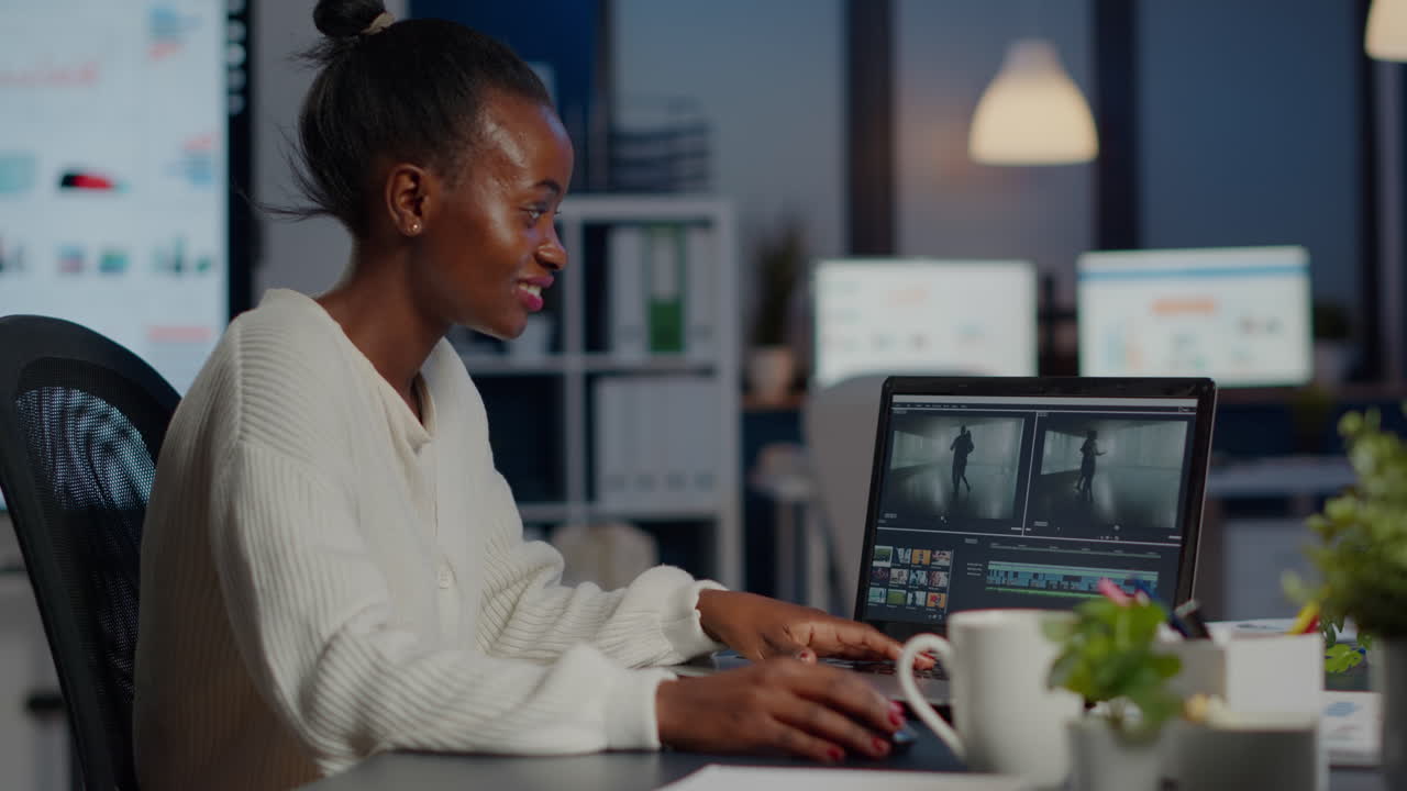 negro encantado videógrafo edición de película en portátil profesional