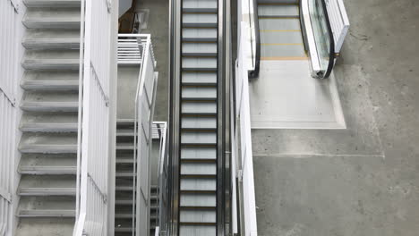vista superior de una escalera y una escalera mecánica subiendo, portátil