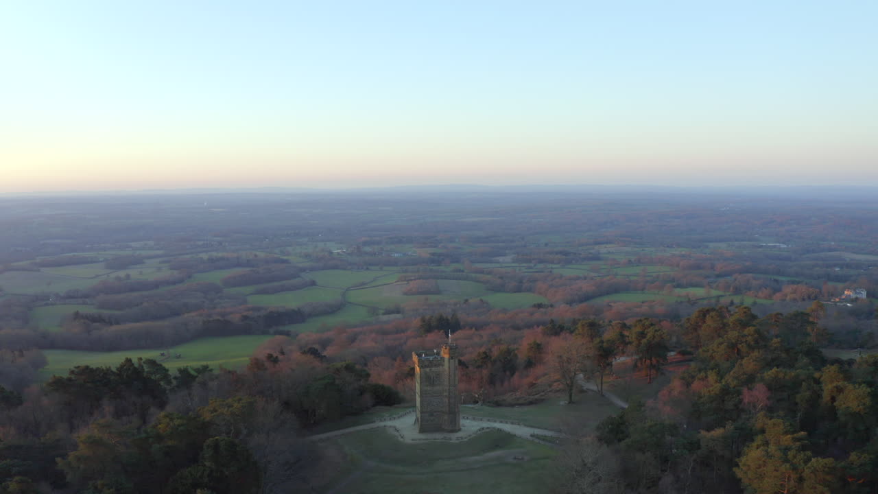 imágenes suaves de drones aéreos en la torre leith hill en las colinas de surrey, en la campiña inglesa