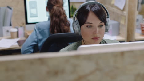 business-women-meeting-brainstorming-team-leader-woman-sharing-creative-ideas-with-colleagues-using-computer-technology-pointing-at-screen-discussing-strategy-working-together-in-office-workplace