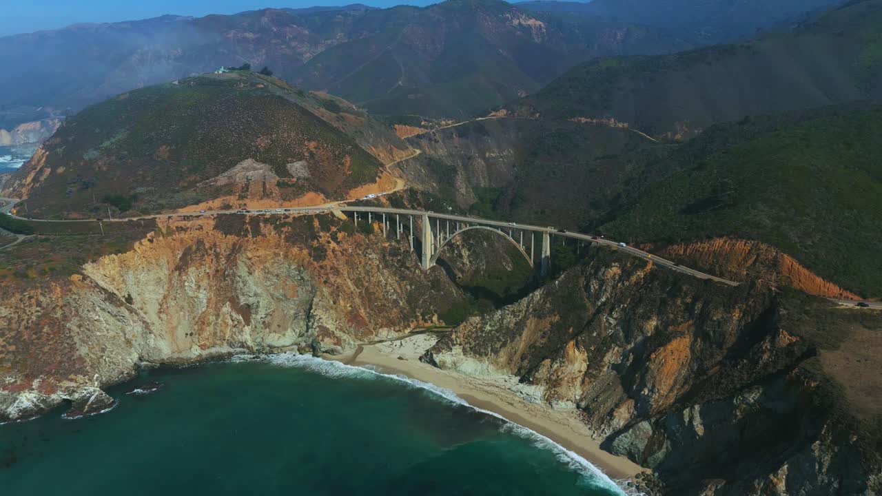 빅 서 (big sur) 의 유명한  ⁇ 스비 다리, 캘리포니아의 고속도로 1 이 안개로