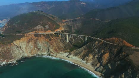 el famoso puente bixby en big sur, la autopista uno en california con niebla