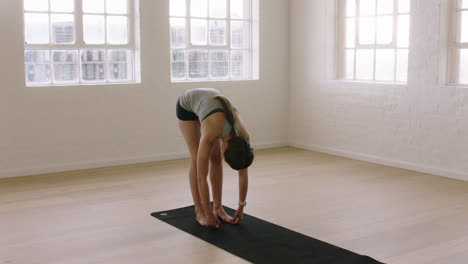 Gesunde-Yoga-Frau-übt-Im-Stehen-Nach-Vorne-Gebeugte-Pose-Und-Genießt-Den-Fitness-Lebensstil-Beim-Training-Im-Trainingsstudio,-Stretching-Training-Auf-Der-Trainingsmatte-Bei-Sonnenaufgang