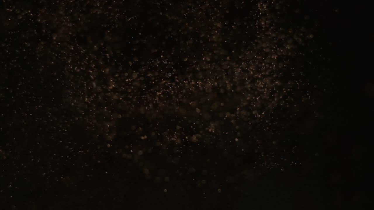 볶은 커피콩이 폭발하여 미세한 먼지로 분해되는 슬로우 모션 클로즈업 샷