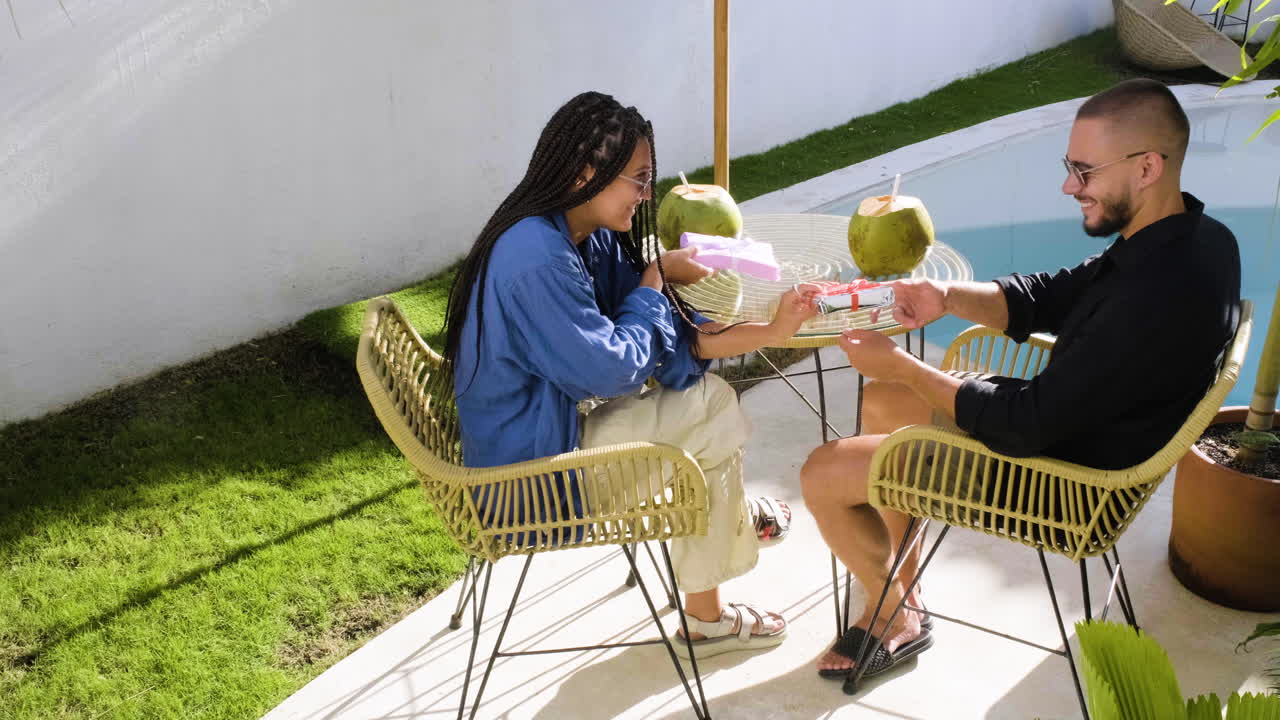 테라스에 앉아 있는 커플