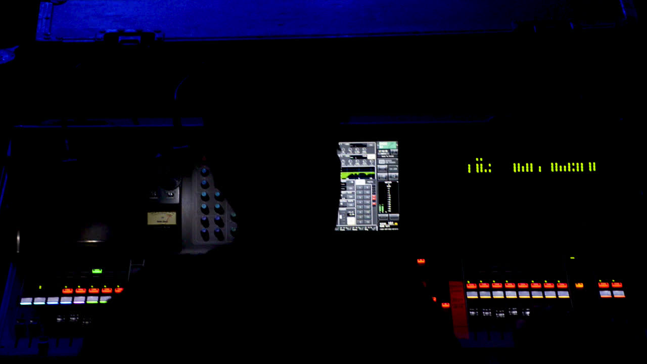 persona que opera la mesa de edición de sonido, vista panorámica